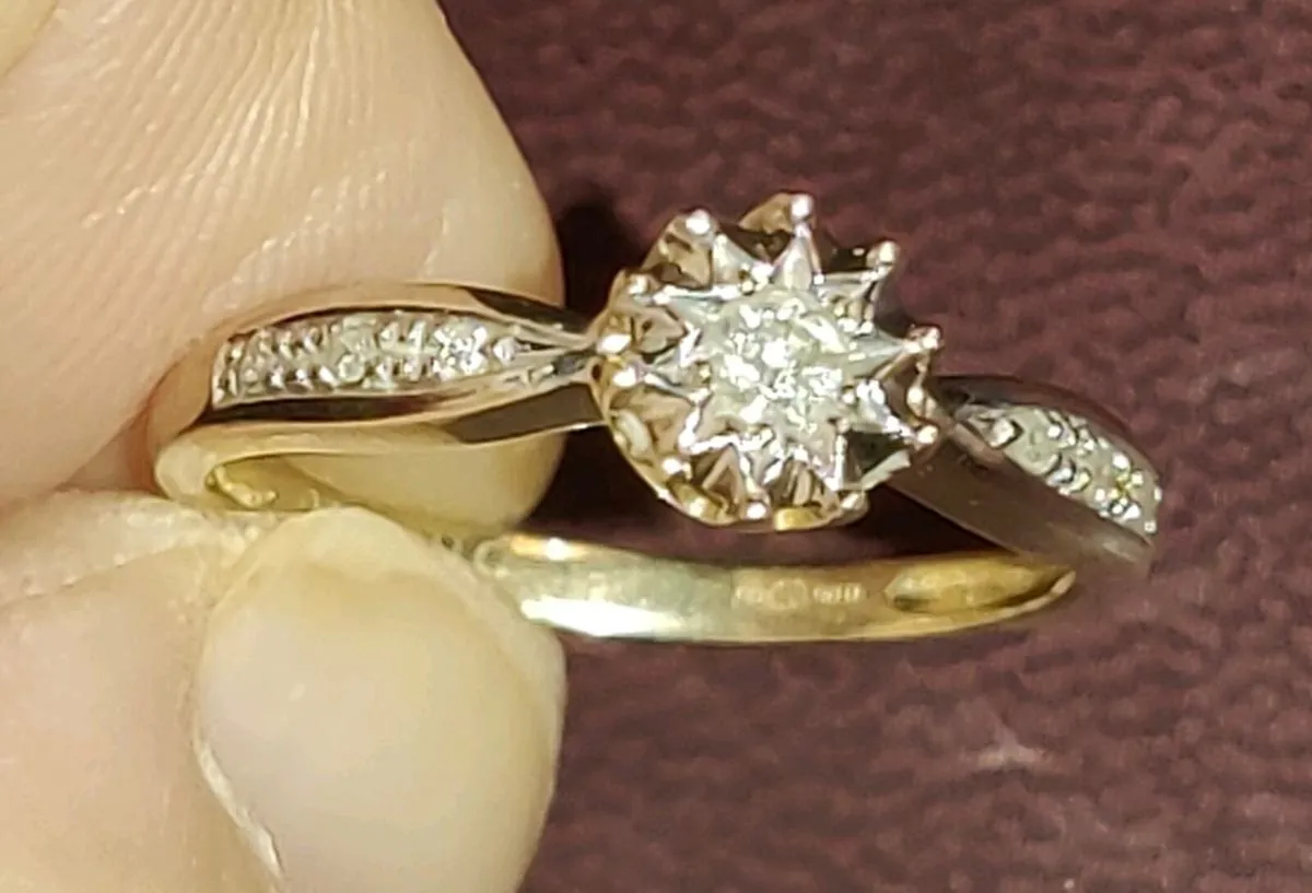 TRIPLE DIAMOND, 9CT White Gold New Ring & Cert ! - Image 1