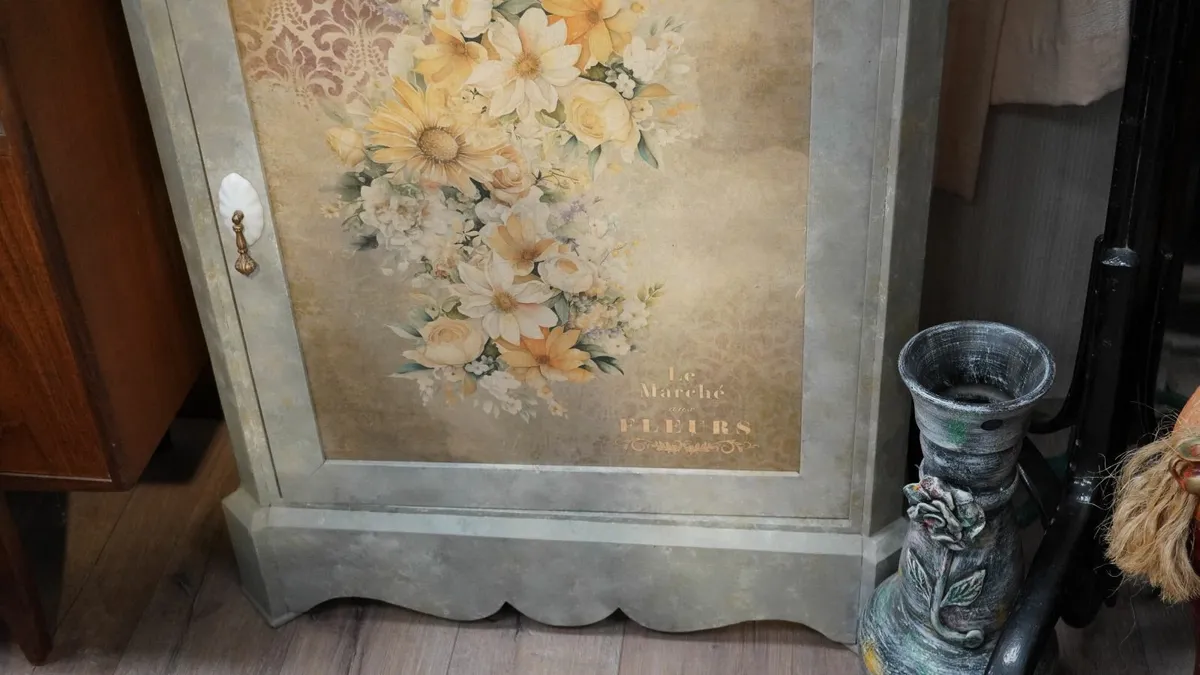 📌Spanish Painted Cabinet with Marble Top - Image 3