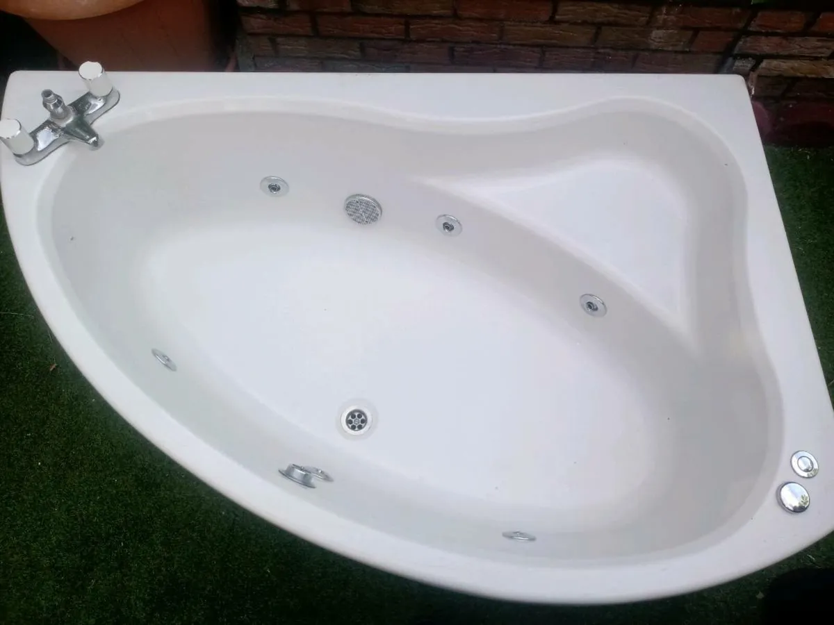 6 jet Jacuzzi/ spa bath & curve glass showerscreen - Image 1