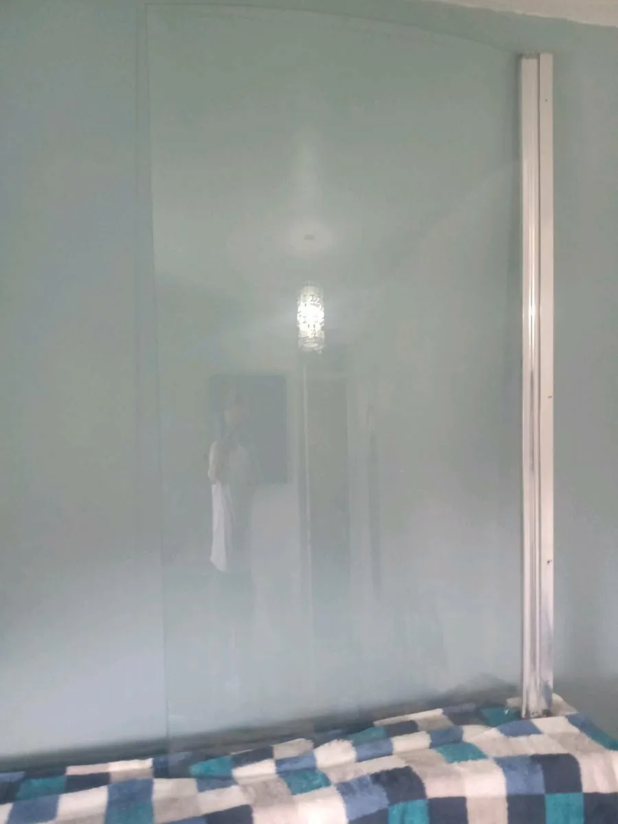 6 jet Jacuzzi/ spa bath & curve glass showerscreen - Image 2