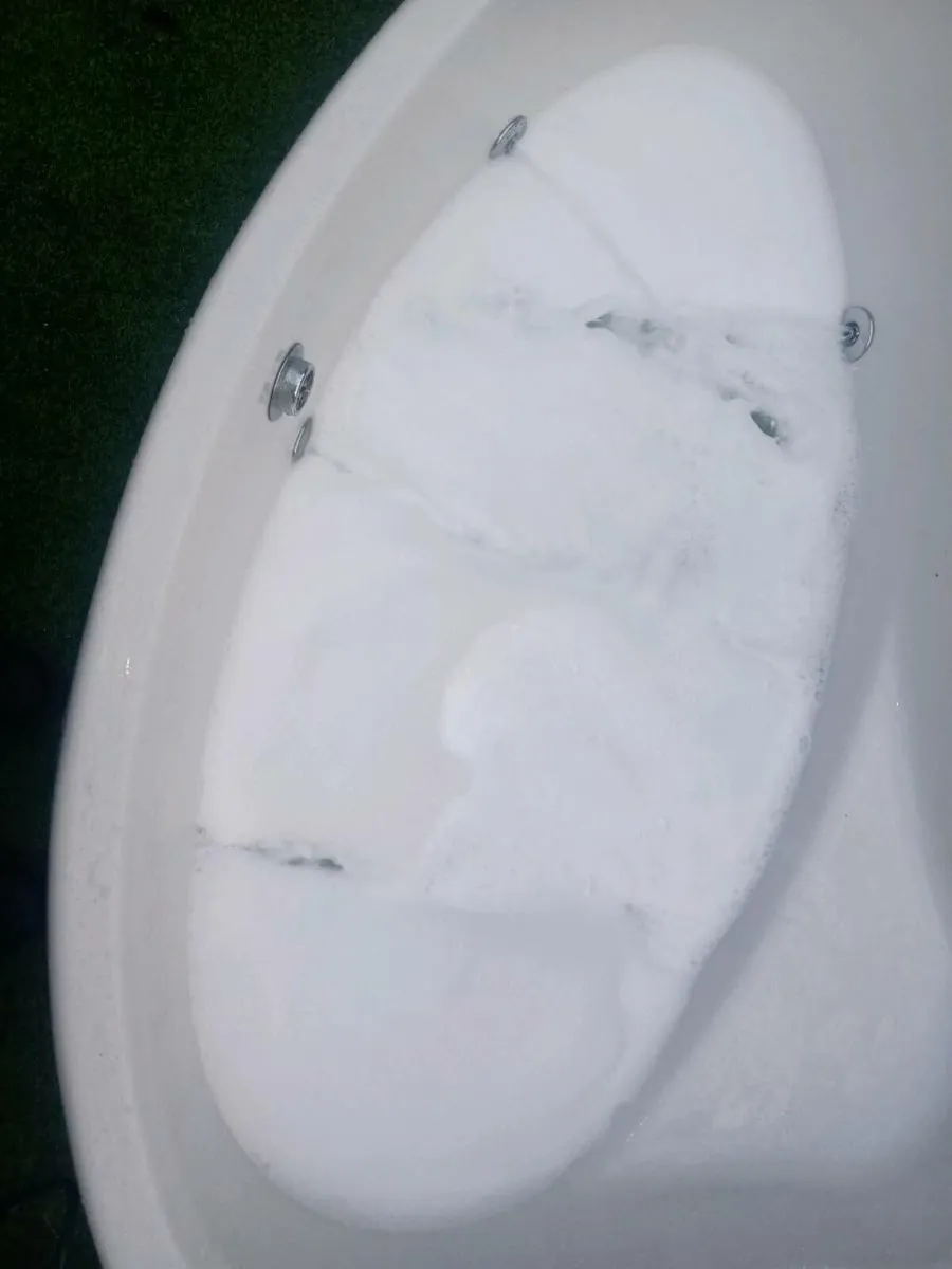 6 jet Jacuzzi/ spa bath & curve glass showerscreen - Image 3