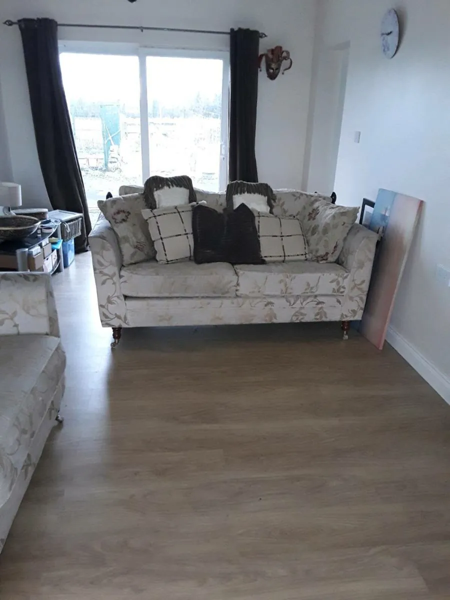 Pine table 6ft and 6 leather chairs - Image 4