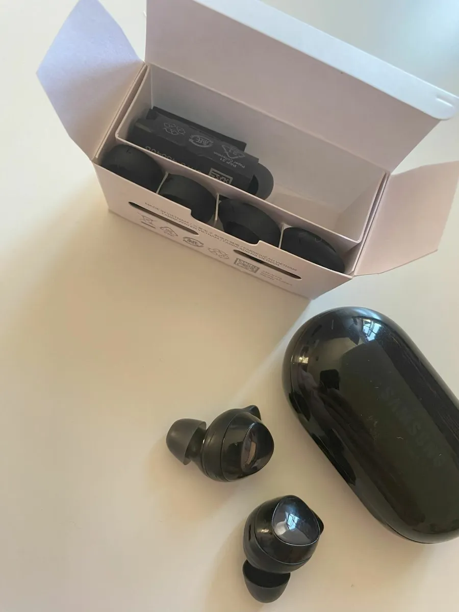 Samsung earbuds - Image 1