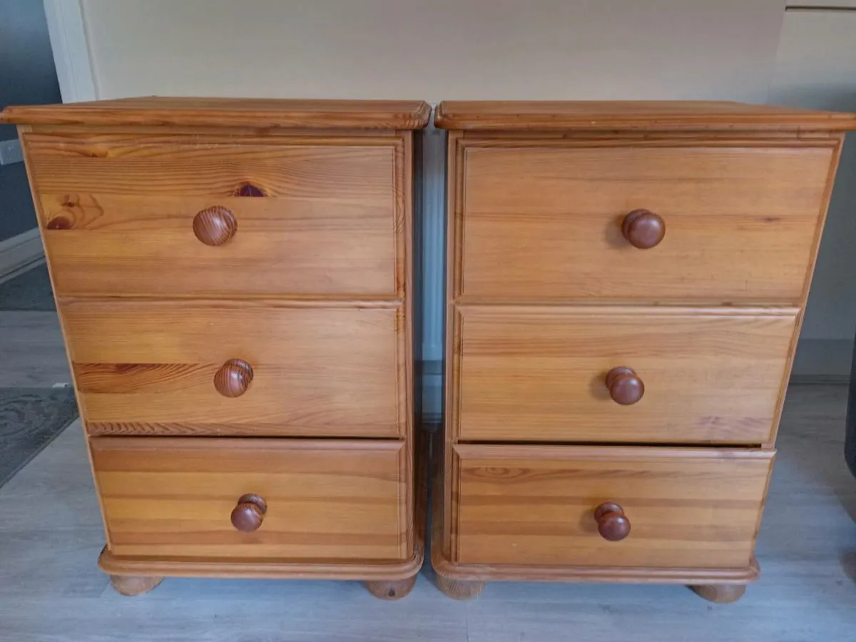 Two pine bedside lockers - Image 2