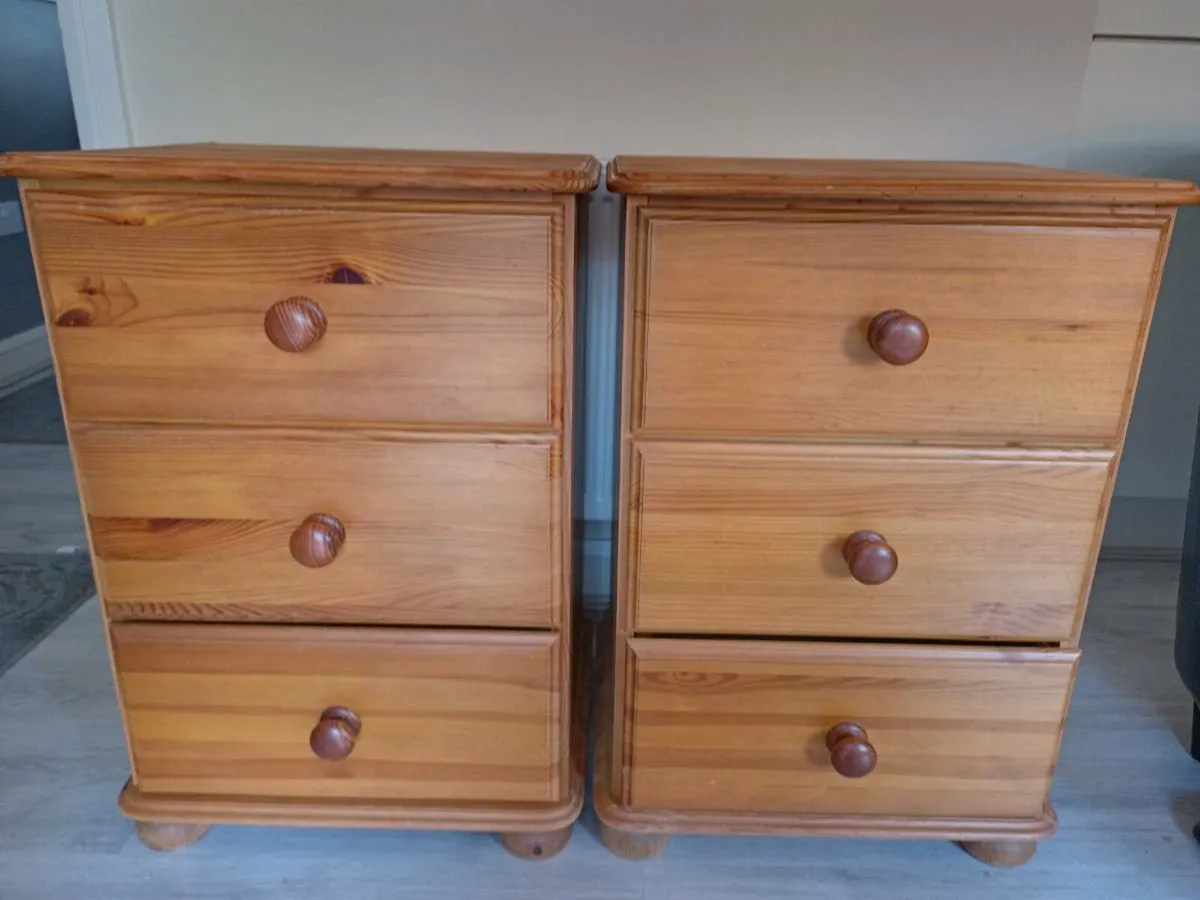 Two pine bedside lockers - Image 3
