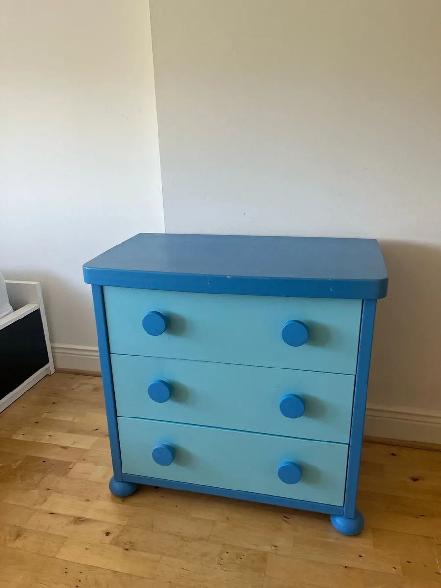 2 Chest of drawers