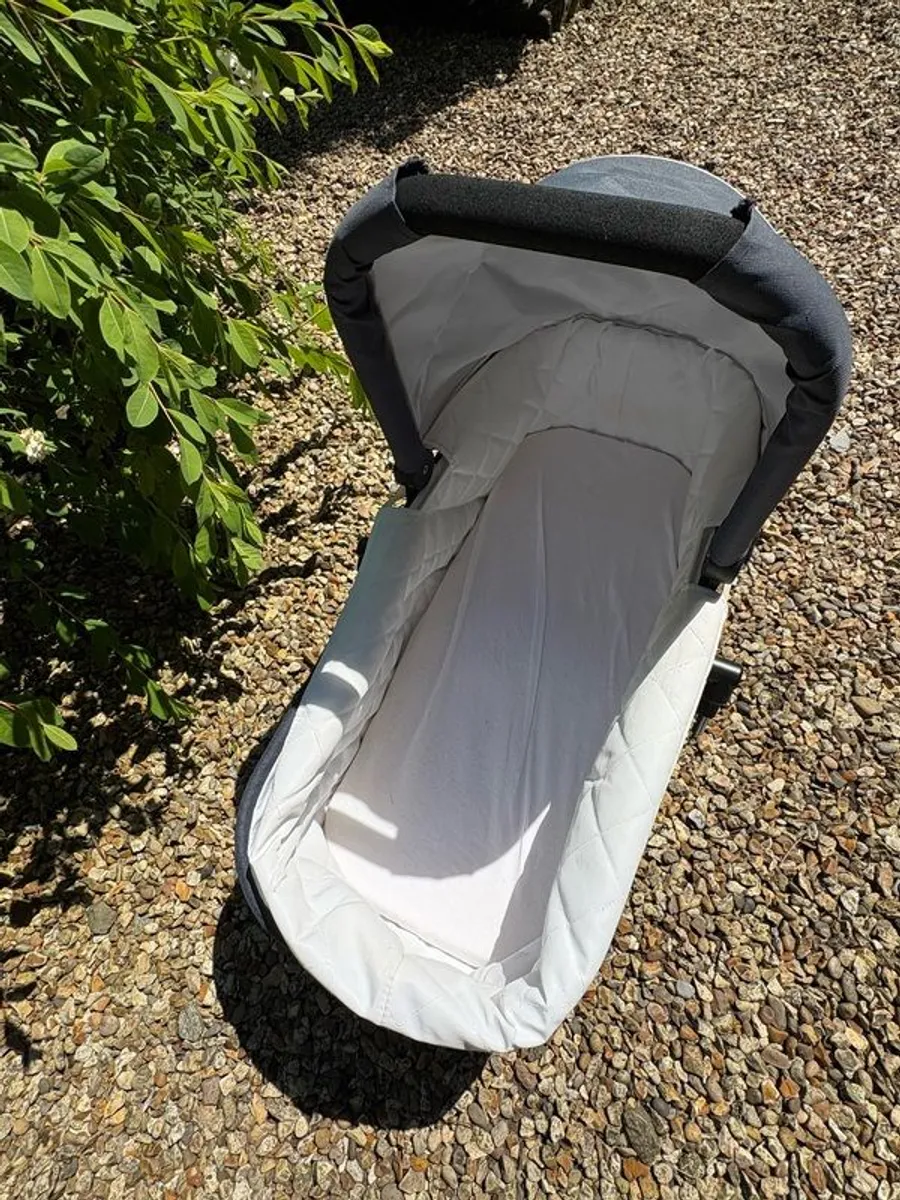 Carrycot Out & About - Image 2
