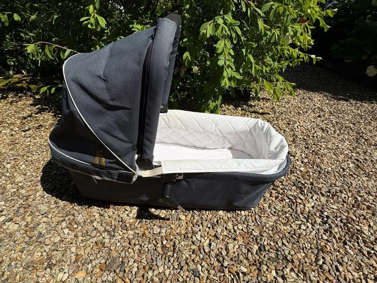 Carrycot Out & About - Image 4