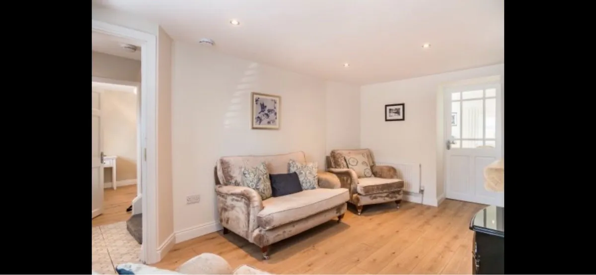 2 seater couch and 2 armchairs - Image 1
