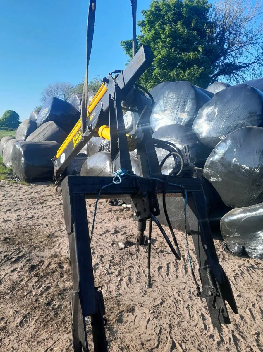 Fertilizer spreader crane hoist - Image 2