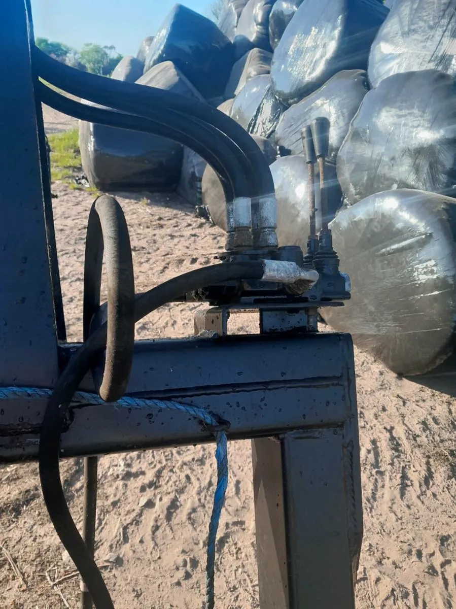 Fertilizer spreader crane hoist - Image 3