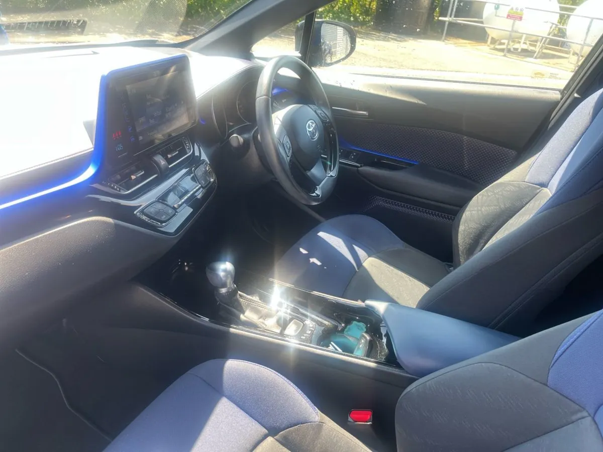 Toyota C-HR Luna Sport 1.8 Hybrid Auto - Image 3