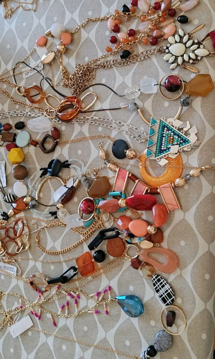 20 assorted pendants and necklaces - Image 1