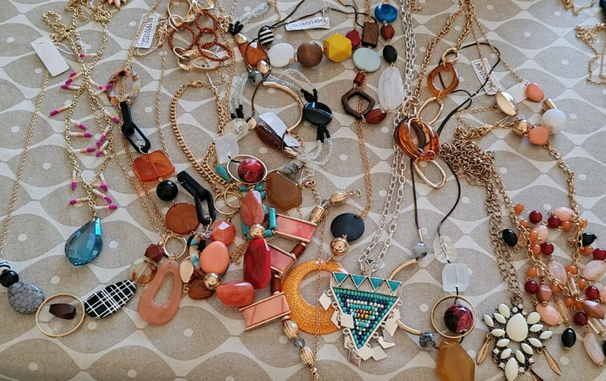 20 assorted pendants and necklaces - Image 2