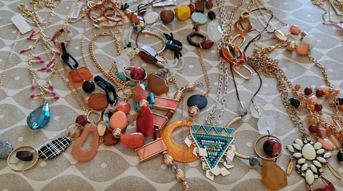 20 assorted pendants and necklaces - Image 3