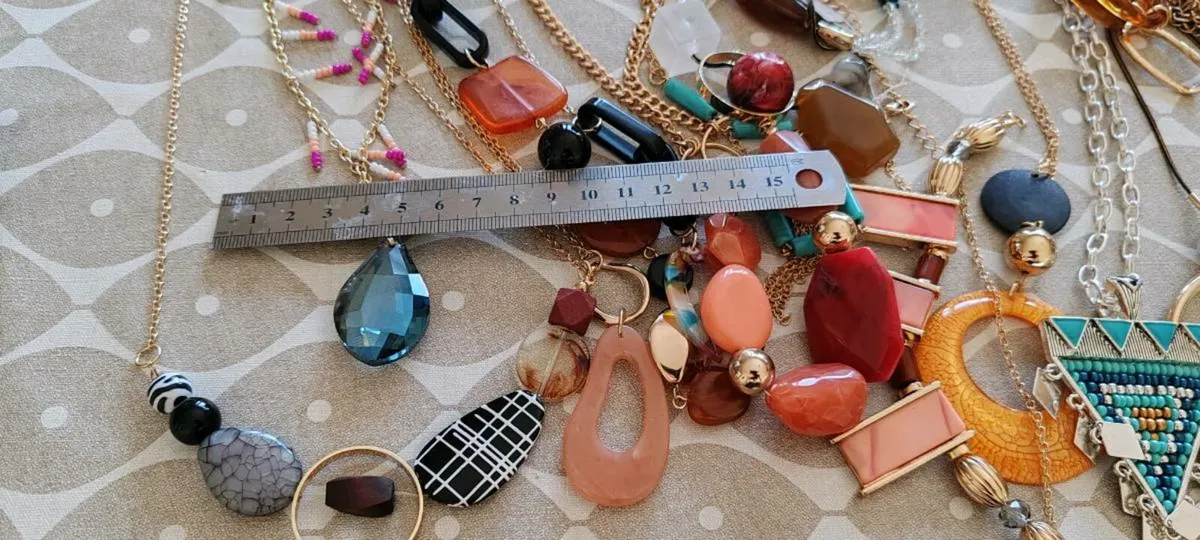 20 assorted pendants and necklaces - Image 4