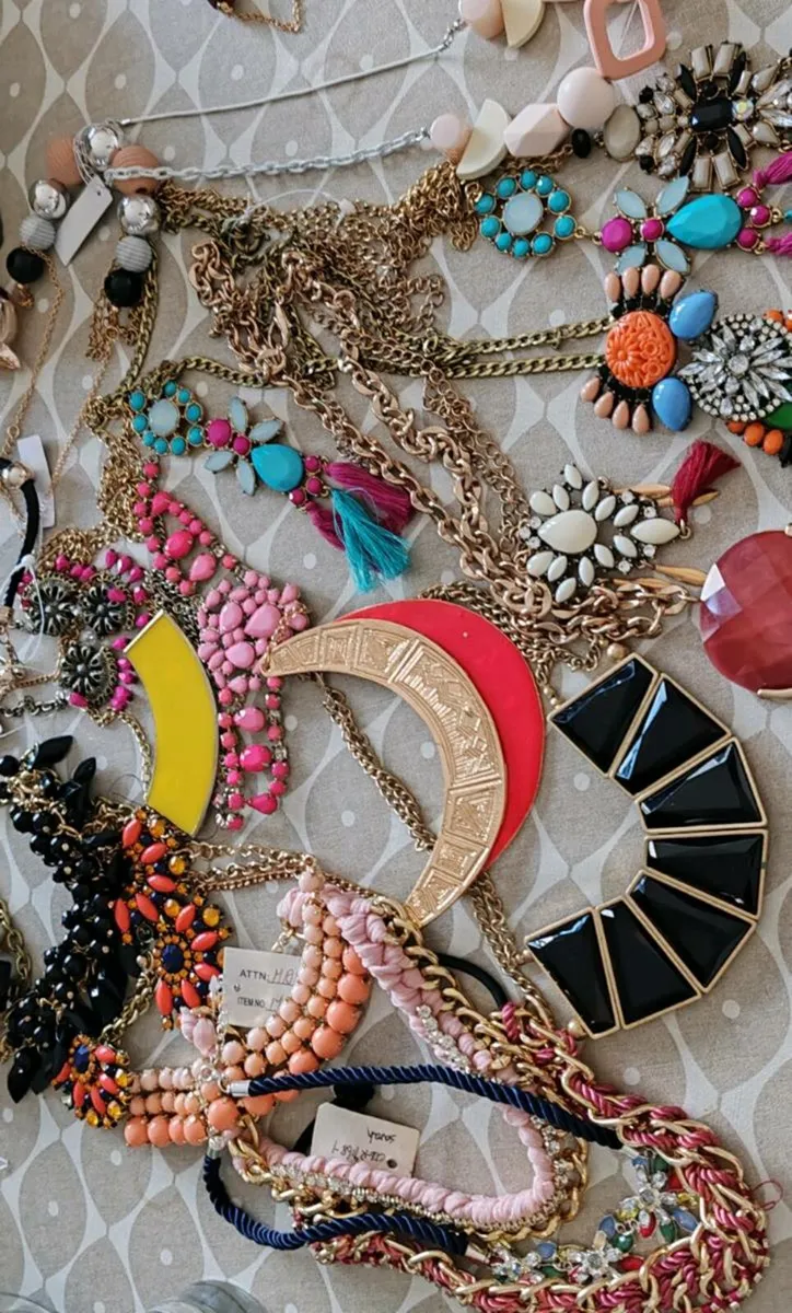 20 assorted pendants and necklaces - Image 1