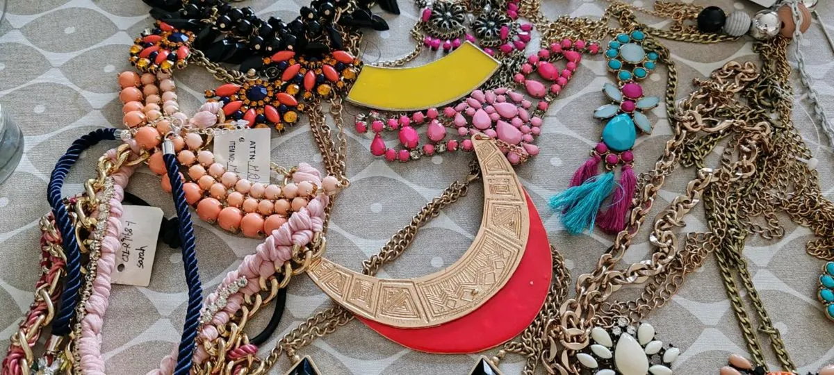 20 assorted pendants and necklaces - Image 2