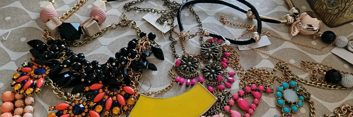 20 assorted pendants and necklaces - Image 4