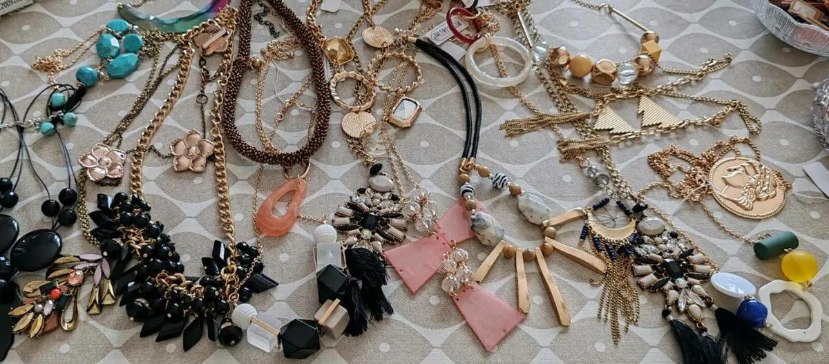20 assorted pendants and necklaces - Image 1