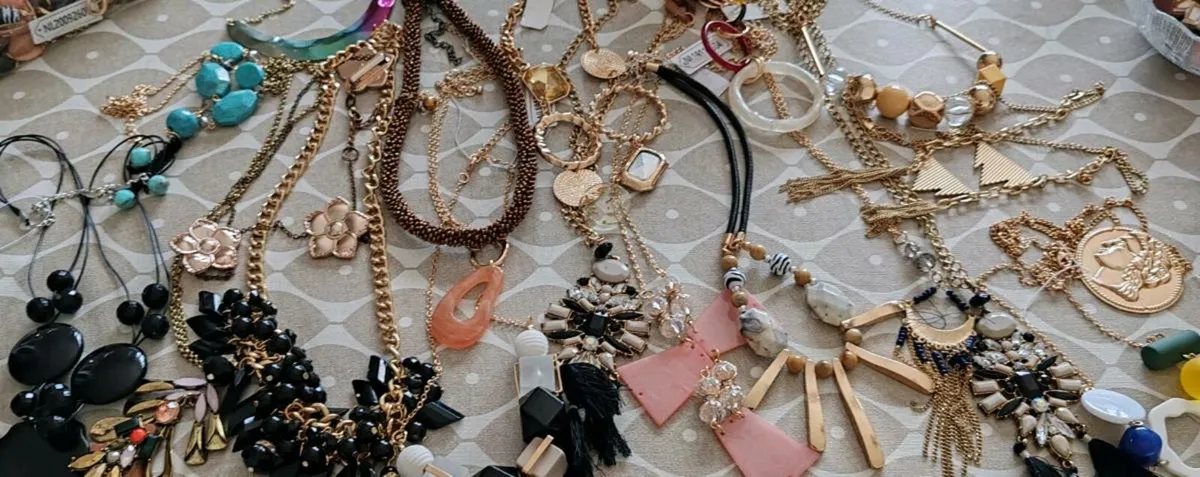 20 assorted pendants and necklaces - Image 2