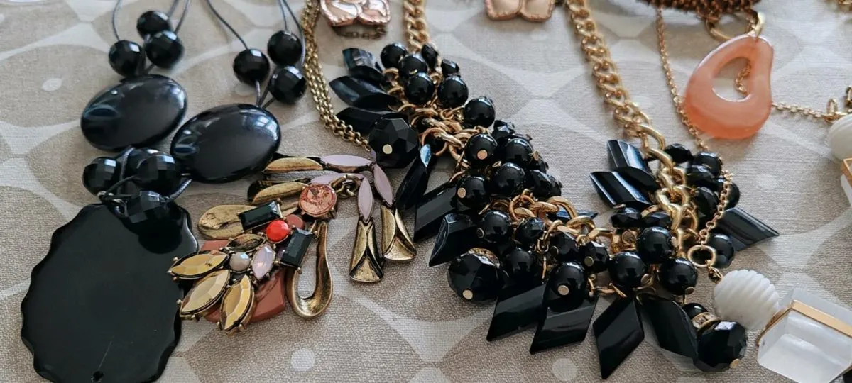 20 assorted pendants and necklaces - Image 3