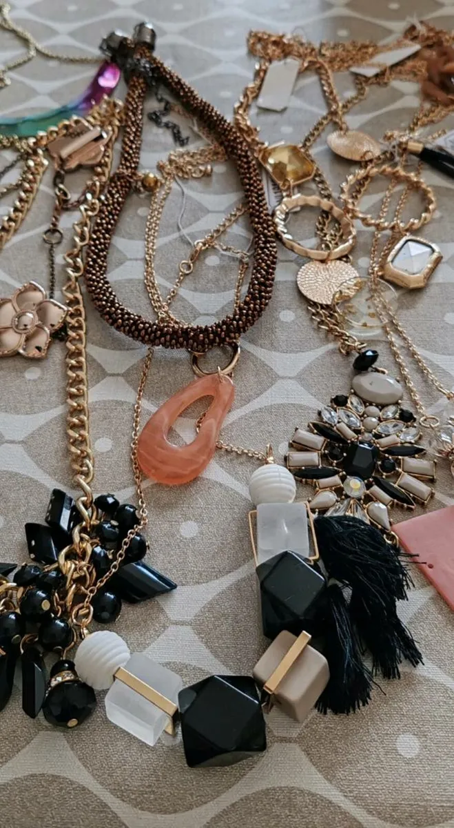 20 assorted pendants and necklaces - Image 4