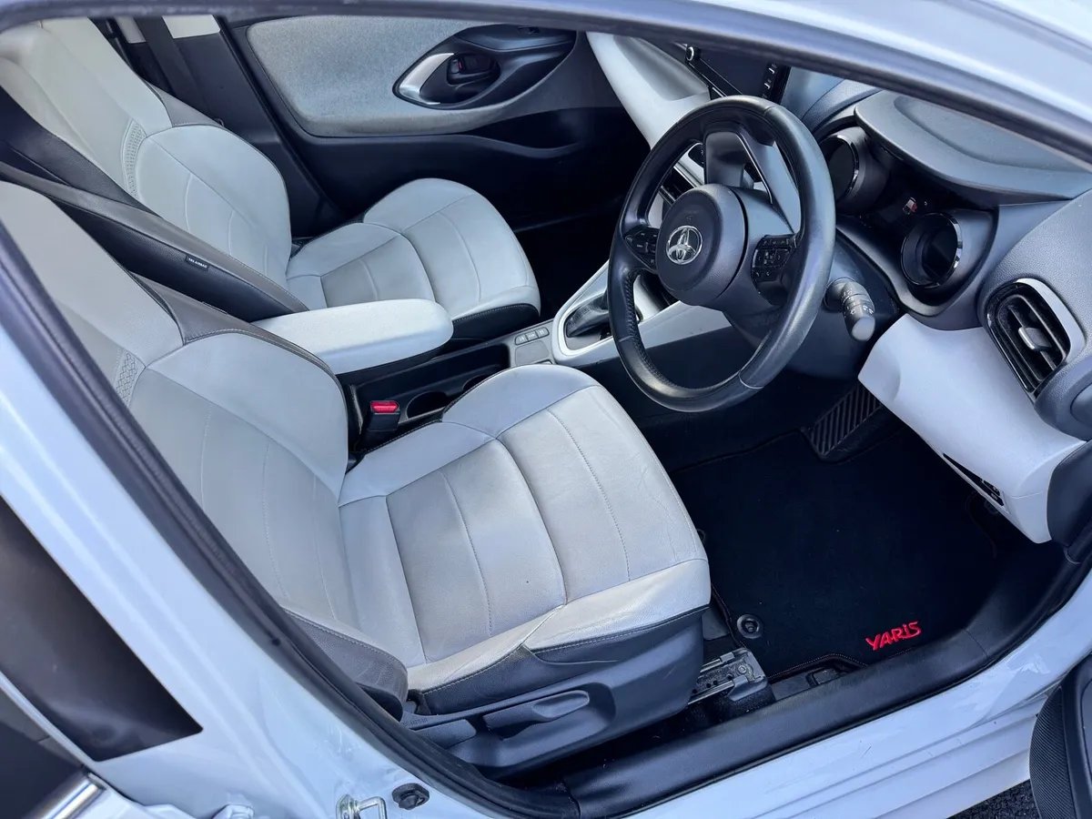 Yaris Platinum 4, leather seats - Image 3