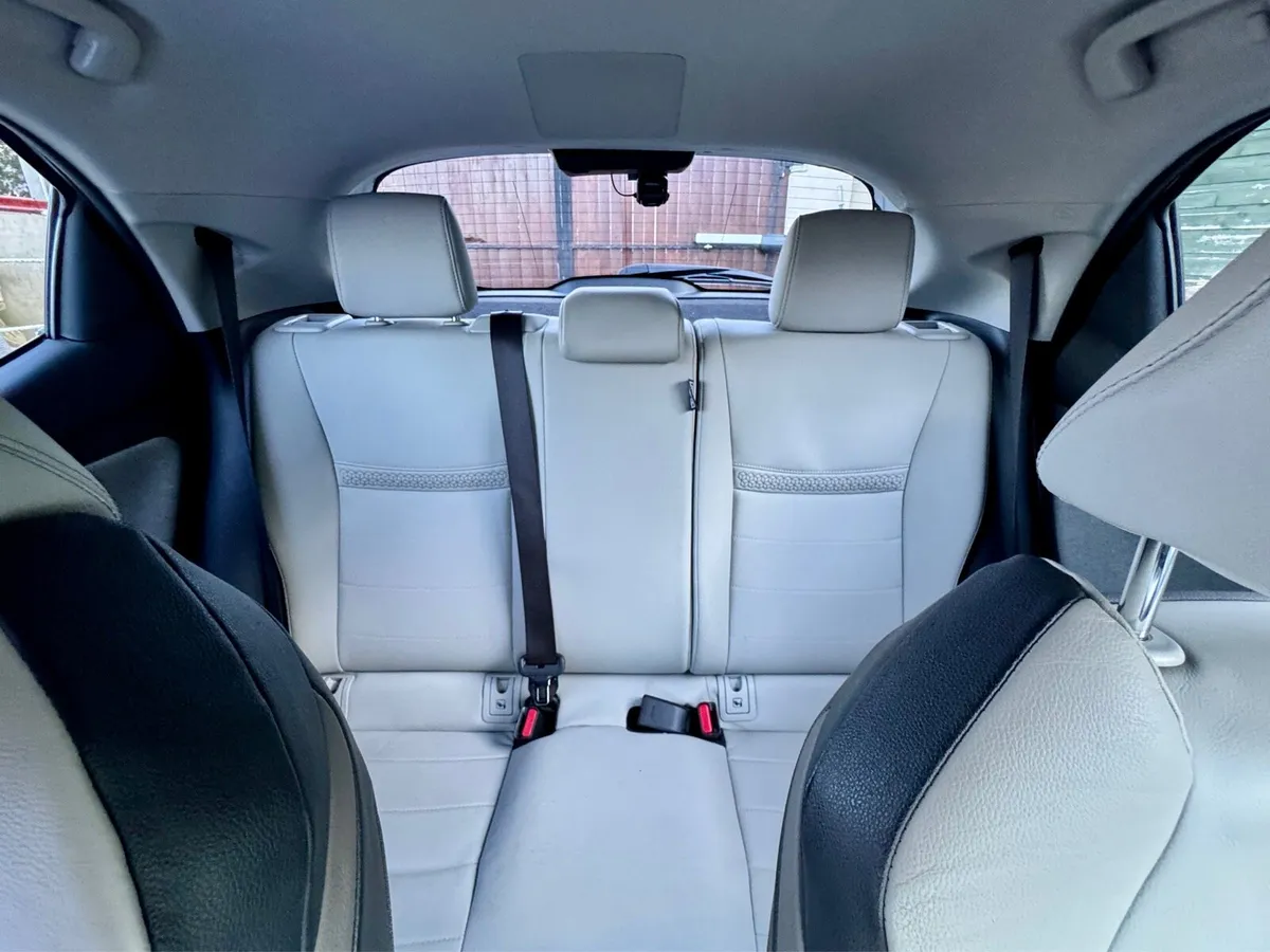 Yaris Platinum 4, leather seats - Image 4