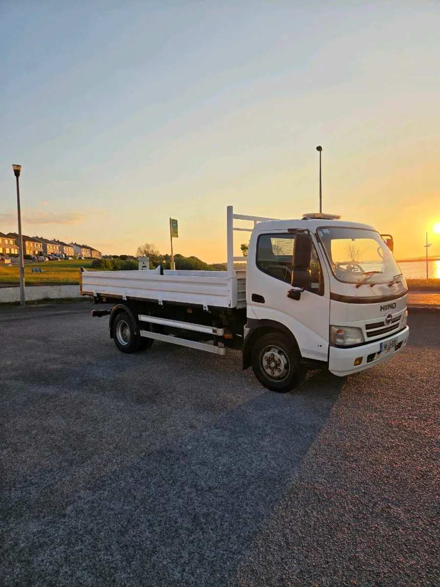 Hino 7.5 tone tipper - Image 1