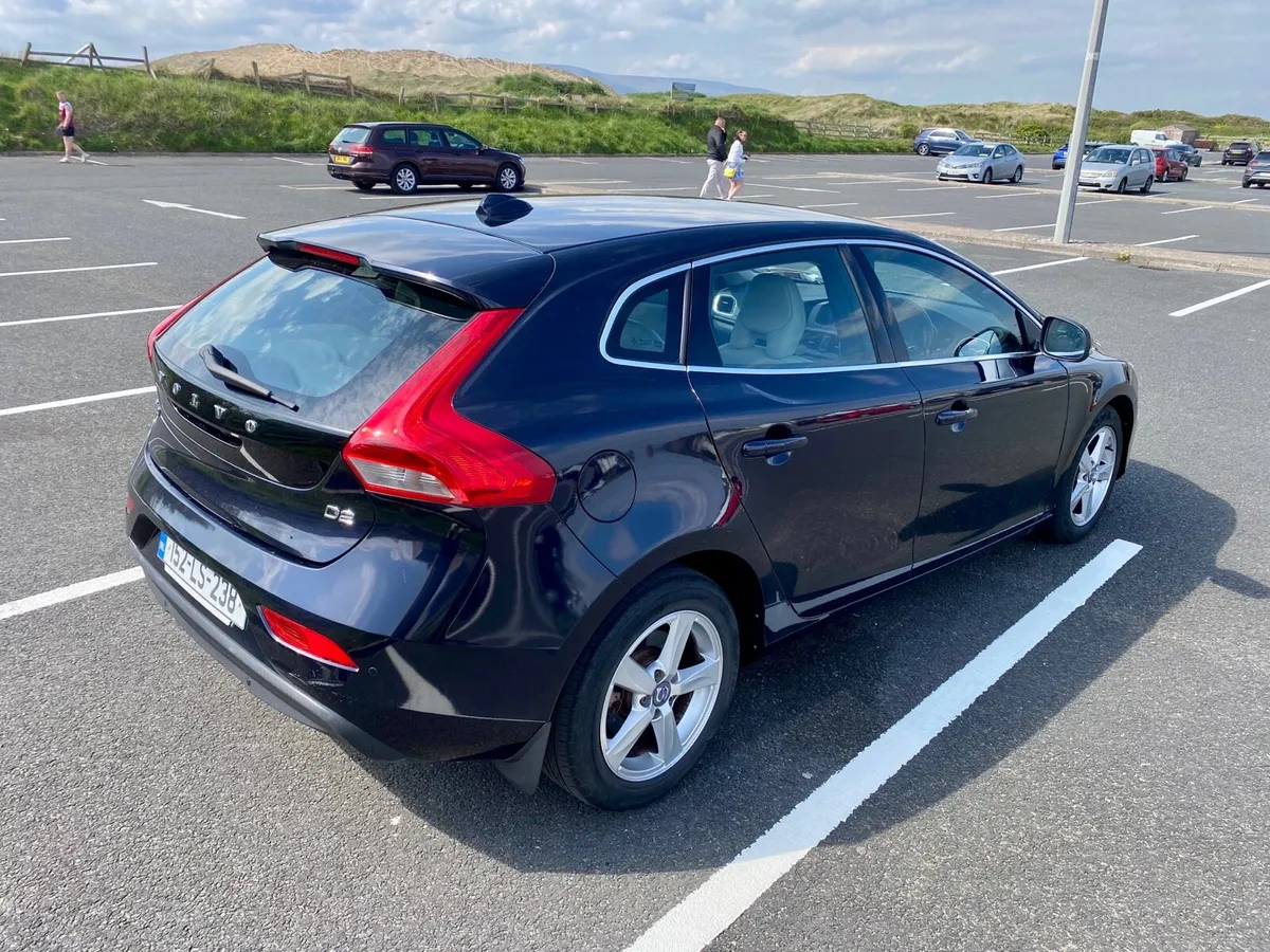2015 Volvo V40 One owner low mileage 2.0 Diesel - Image 4