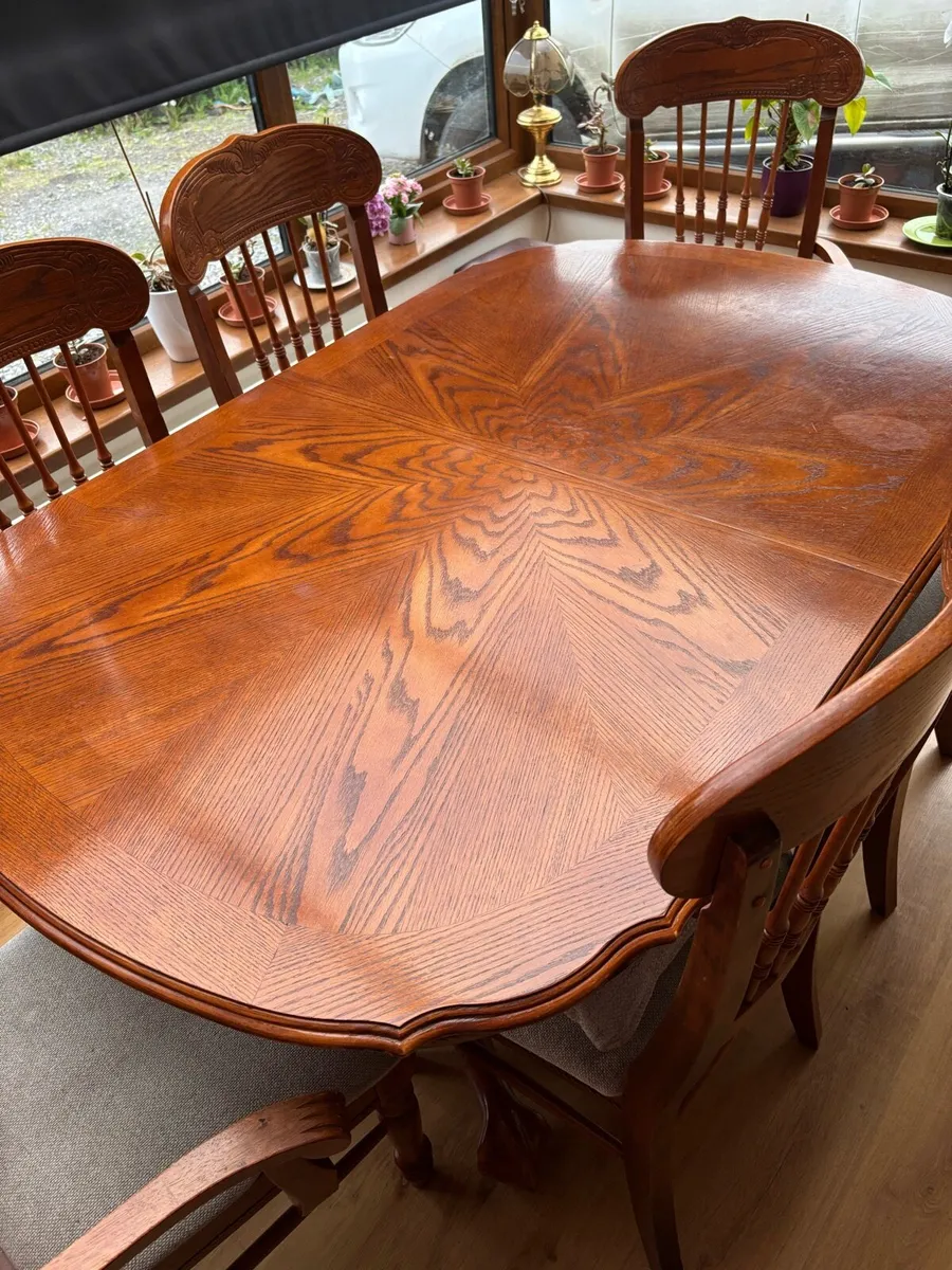 Table and chairs - Image 1