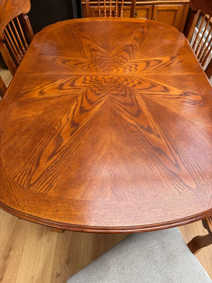 Table and chairs - Image 2