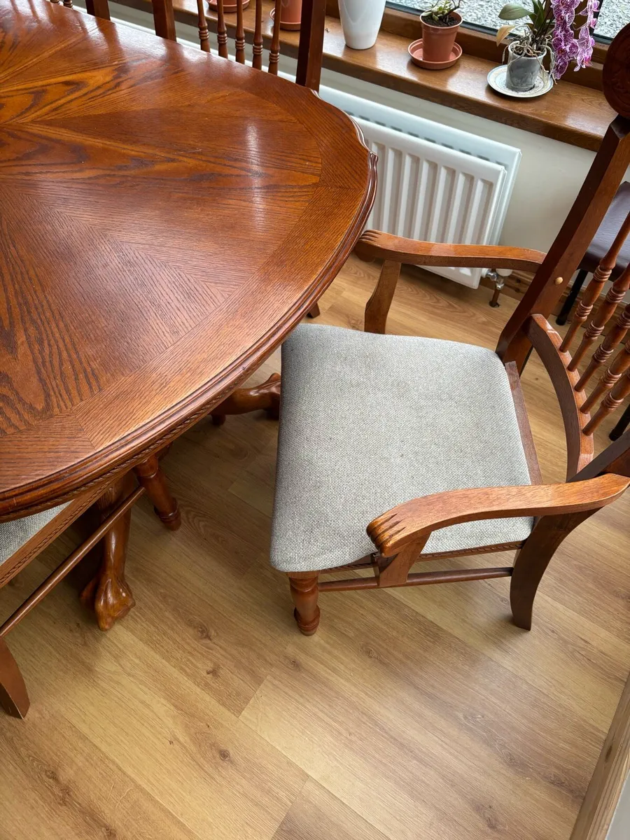 Table and chairs - Image 3