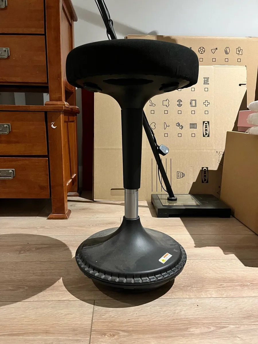 Wobble stool ergonomic seating
