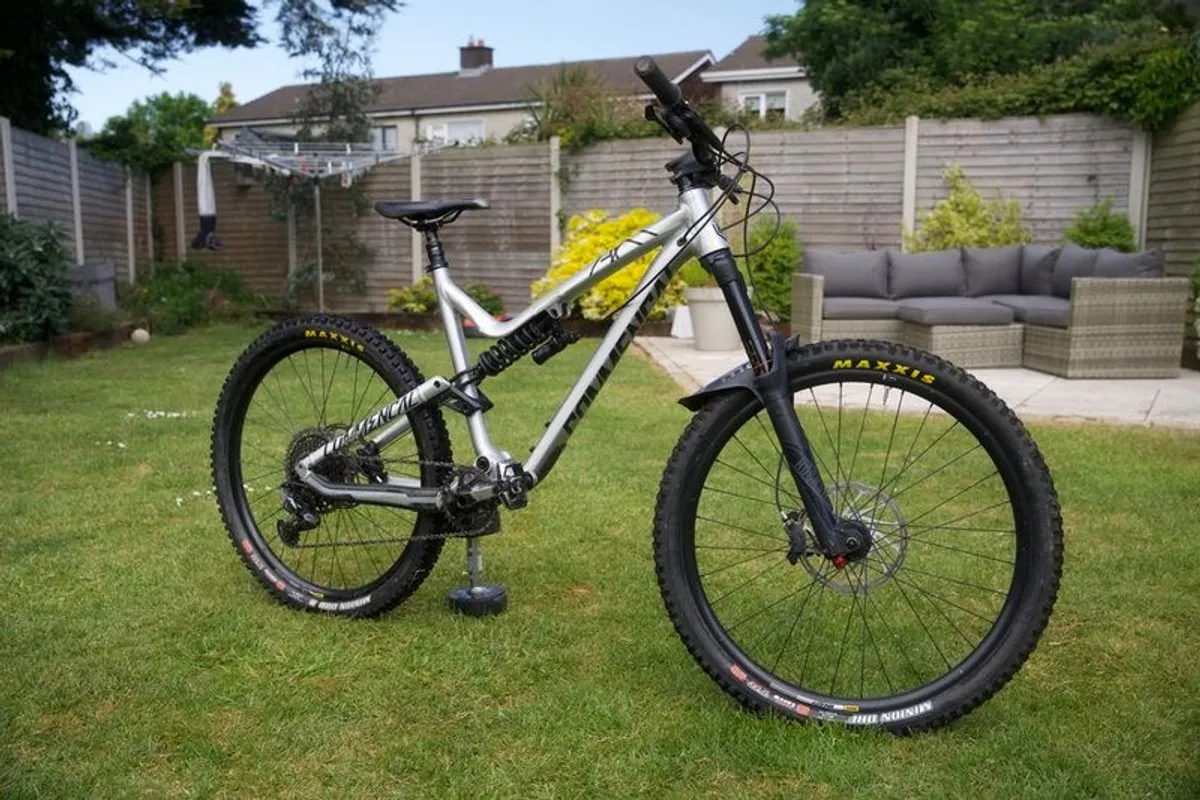 Commencal Meta AM V4.2 Race Eagle - (L) Full Suspension Enduro Mountain Bike - Image 1