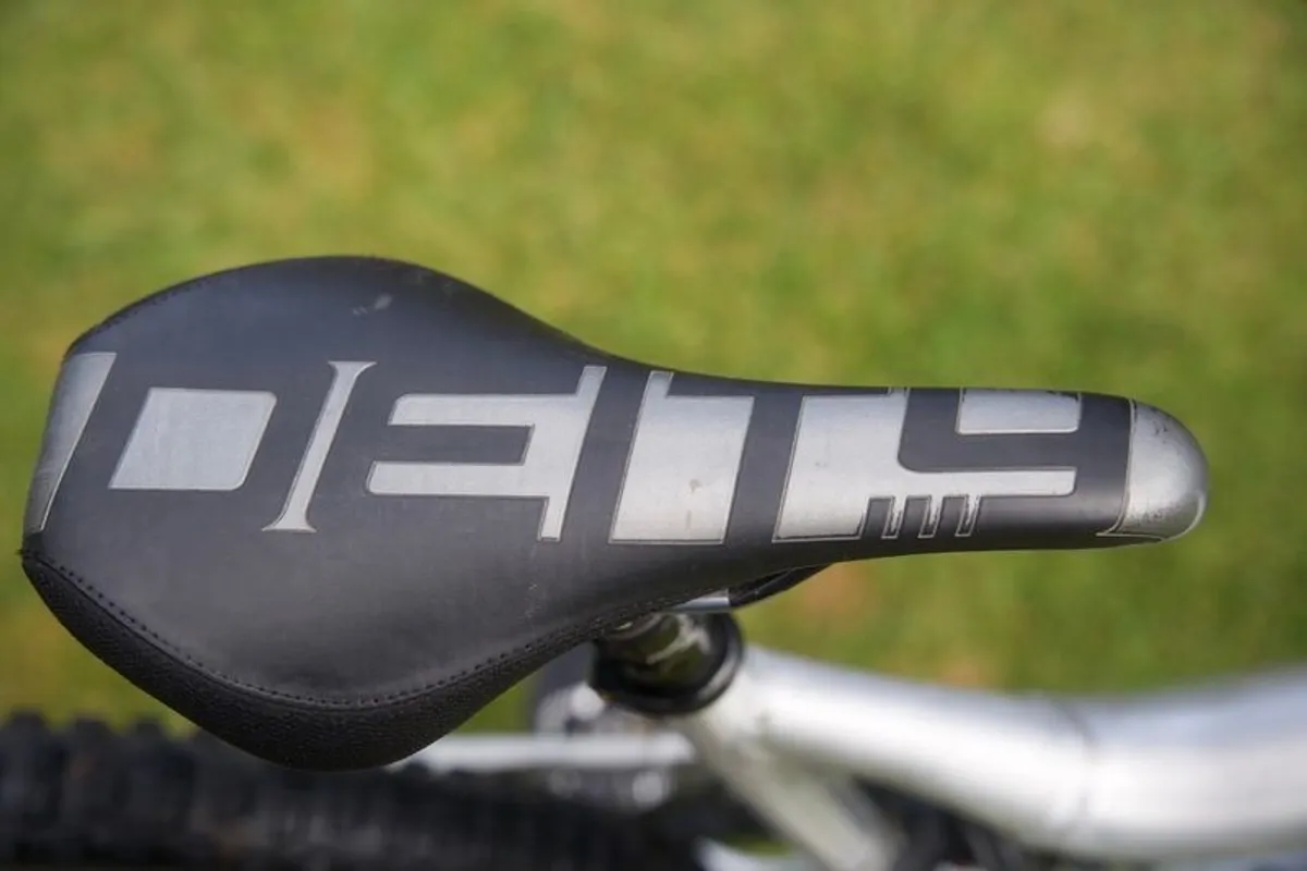 Commencal Meta AM V4.2 Race Eagle - (L) Full Suspension Enduro Mountain Bike - Image 2