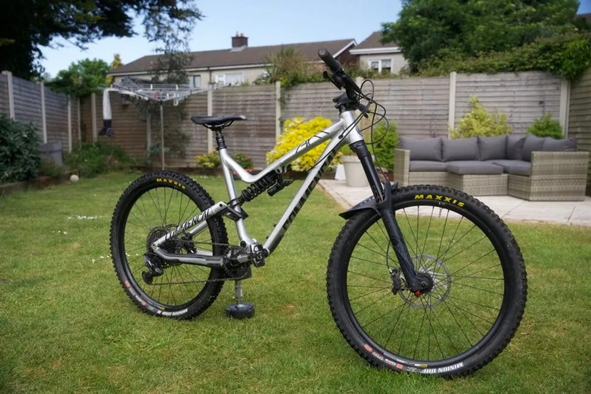 Commencal Meta AM V4.2 Race Eagle - (L) Full Suspension Enduro Mountain Bike - Image 3
