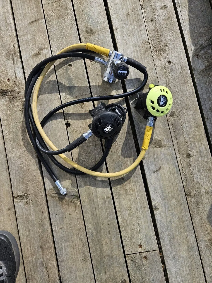 Regulators diving Apeks TX40 with Octopus