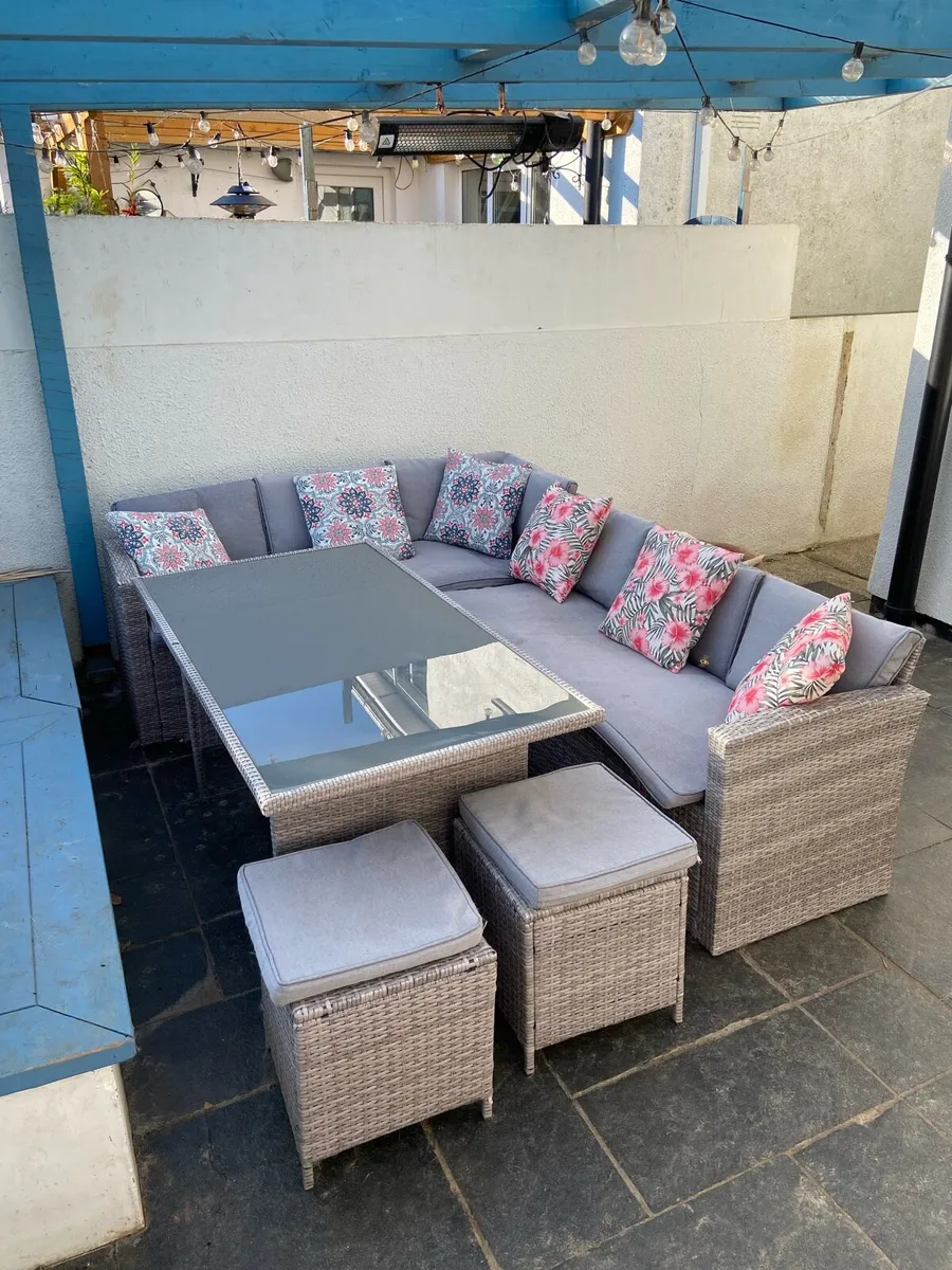 8 Seater Rattan Corner Unit & table