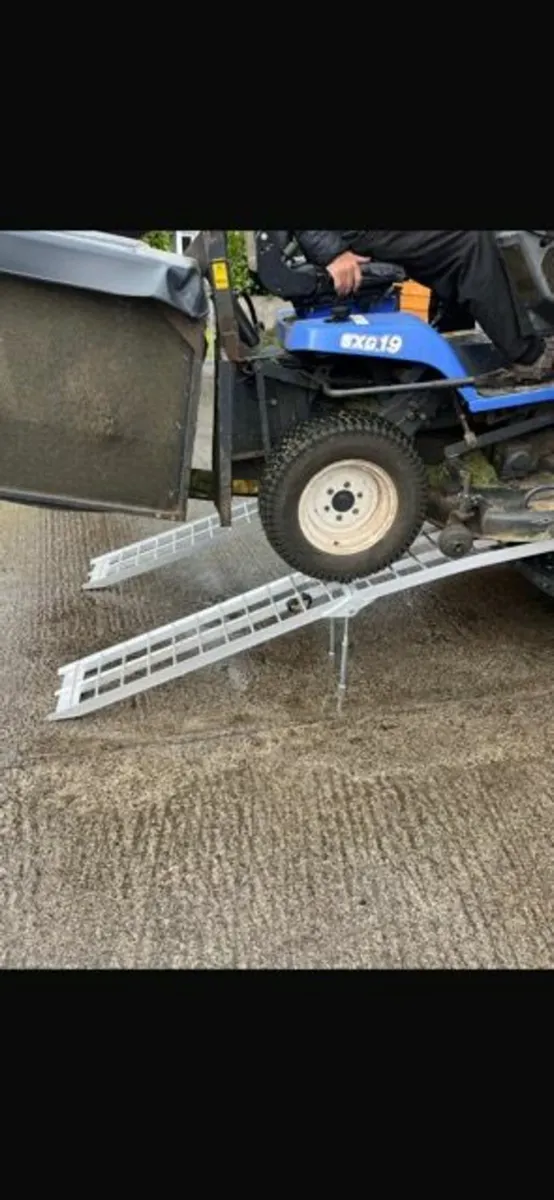 PAIR OF 7 FT ALUMINIUM FOLDABLE LOAD RAMPS 1000 kg - Image 3