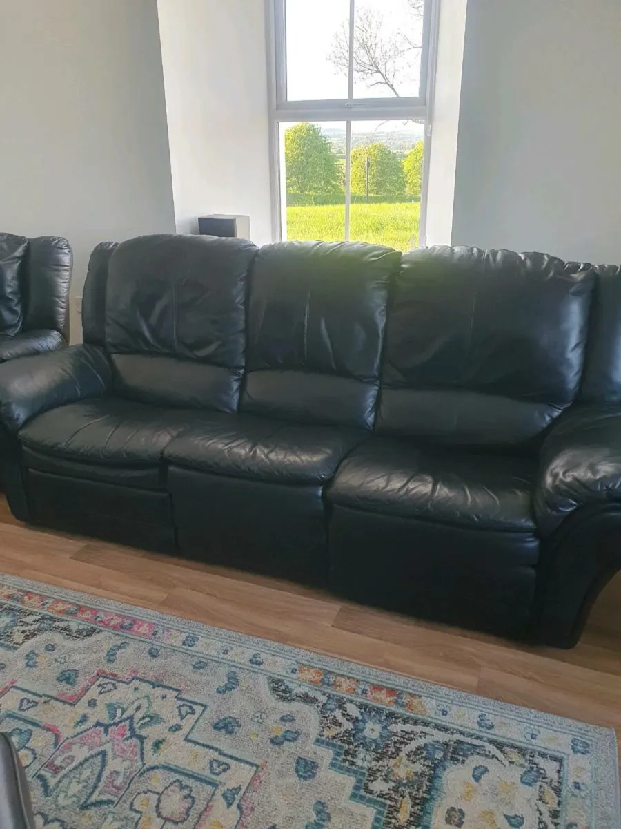Leather suite of furniture - Image 1