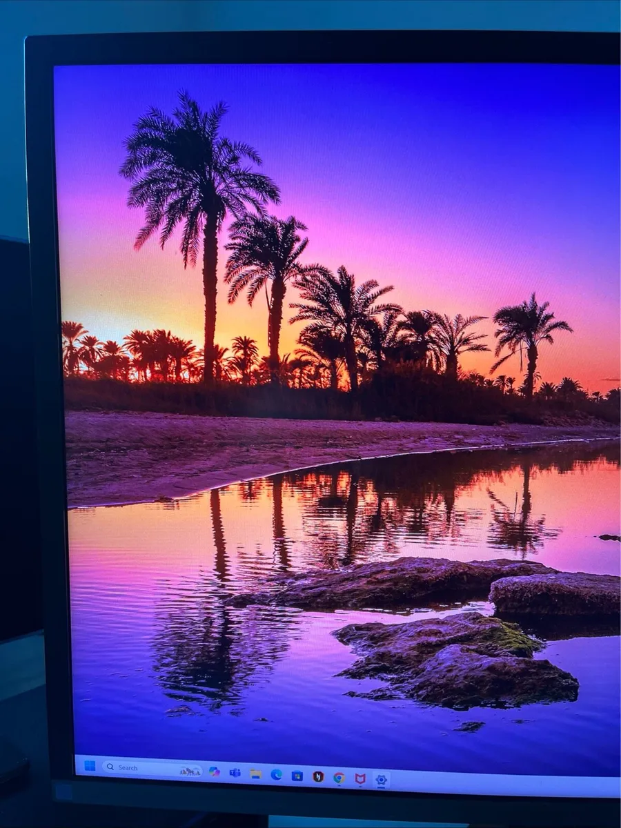 Samsung 32' monitor with arm stand - Image 2