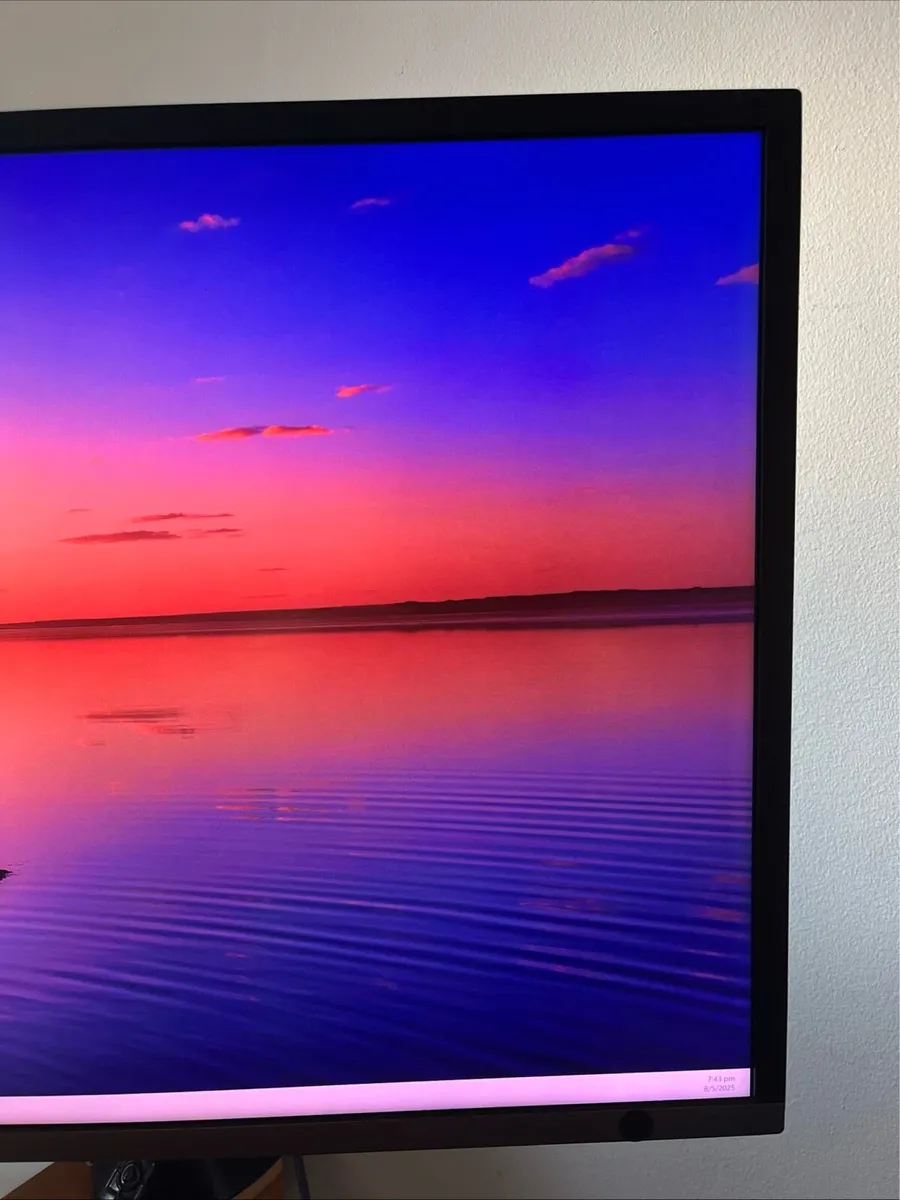 Samsung 32' monitor with arm stand - Image 4