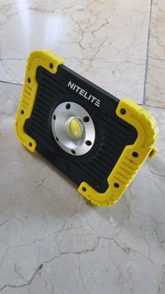 Stand up portable floodlight. - Image 1
