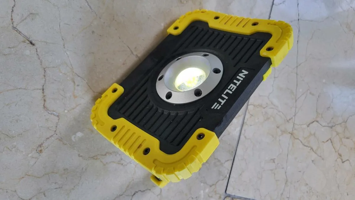 Stand up portable floodlight. - Image 2