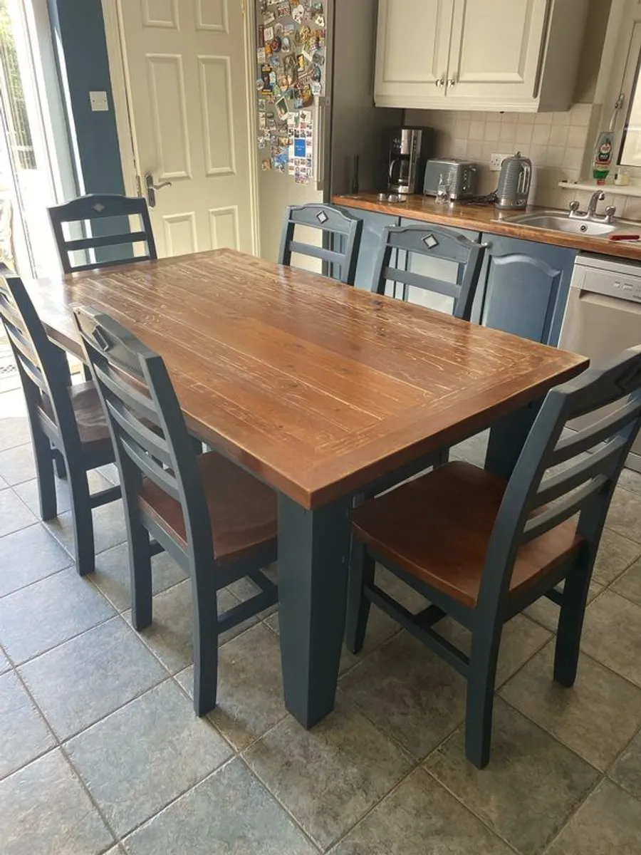 kitchen table and chairs. Legs of table can remove for transport - Image 3