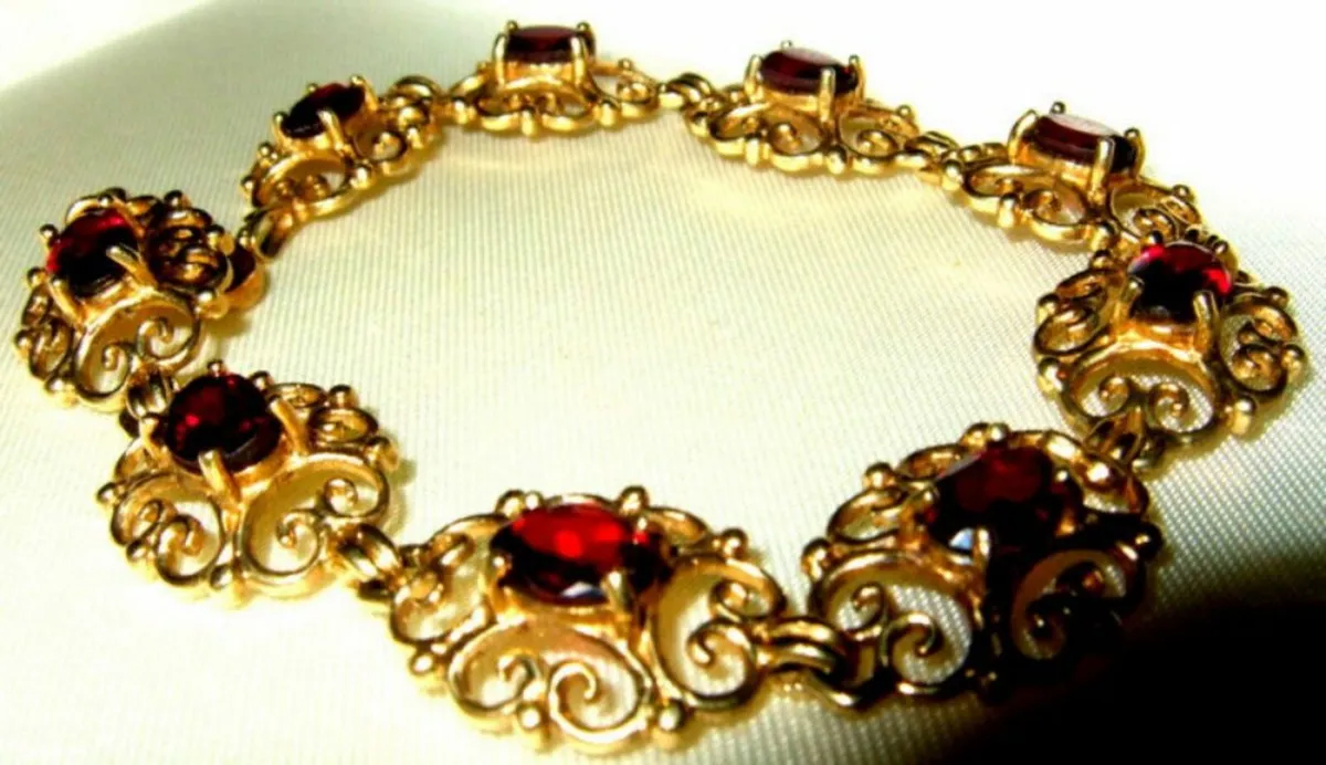 Vintage Hallmarked 9ct Yellow Gold/Garnet Bracelet - Image 1