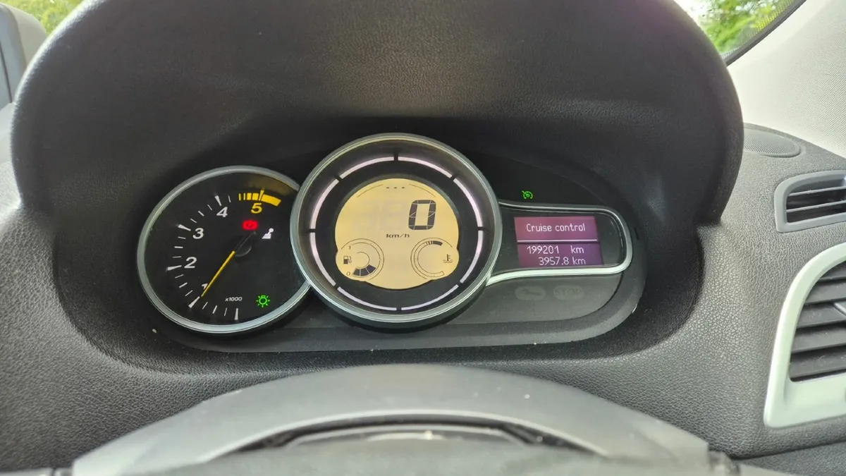 Renault Fluence 2011 - Image 4