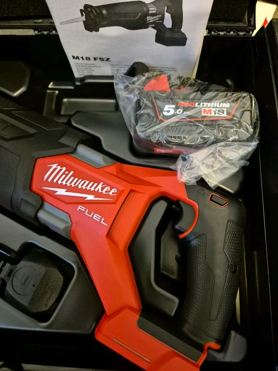Milwaukee M18 Fuel Sawzall Reciprocating Saw Kit - Image 3